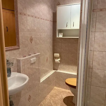 Apartmany 2Kk U Fakultni Nemocnice Volne Parkovani Hradec Kralove Exterior photo